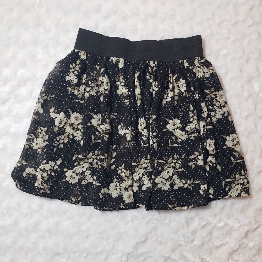 Forever 21 size small black and white floral print skirt